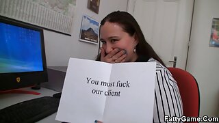 Секси секретарка е облечена во секси облека - 2022-03-18 01:31:02